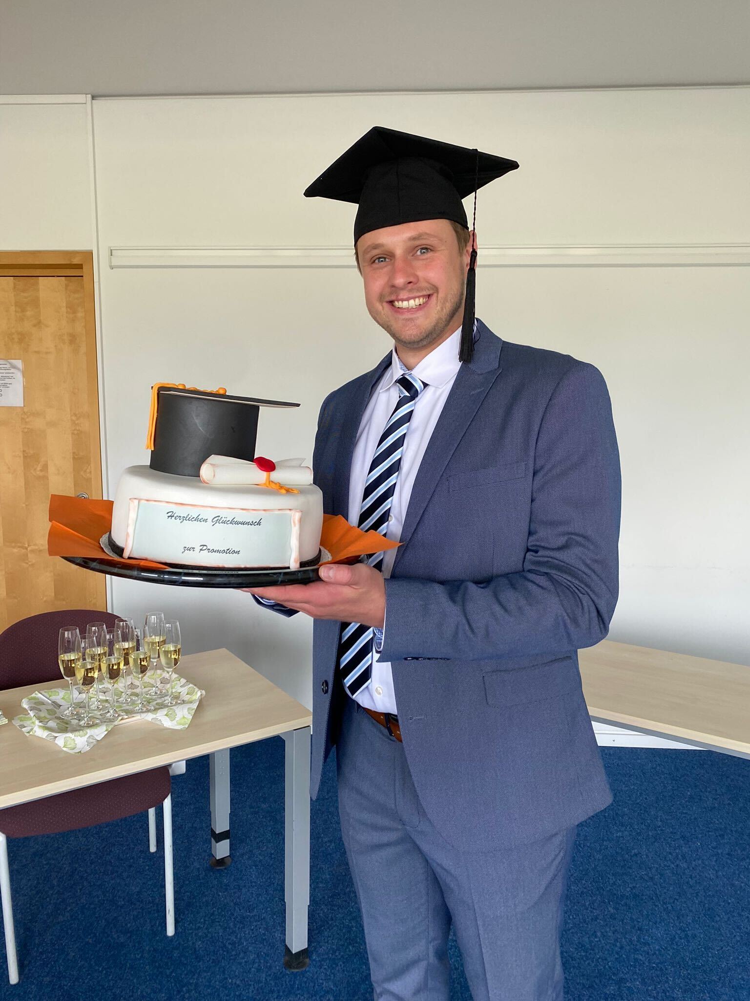 Wir gratulieren Christopher Münch zum Abschluss seiner Promotion am ...